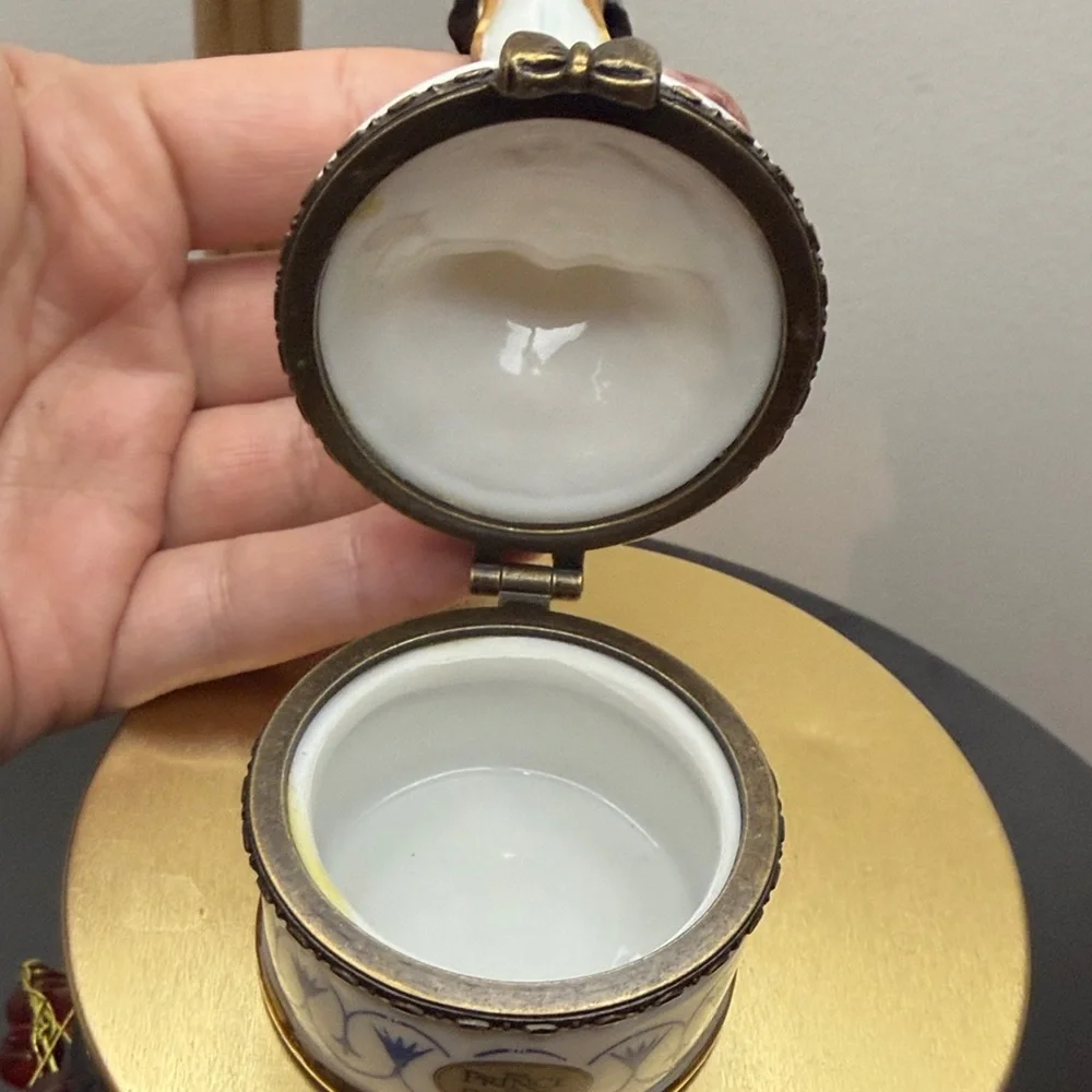 The Prince of Egypt Commemorative Figural
Trinket Box - Picture 6 of 9